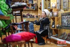 (新春走基层)探访中国刺绣的“活化石”——水族马尾绣制作技艺